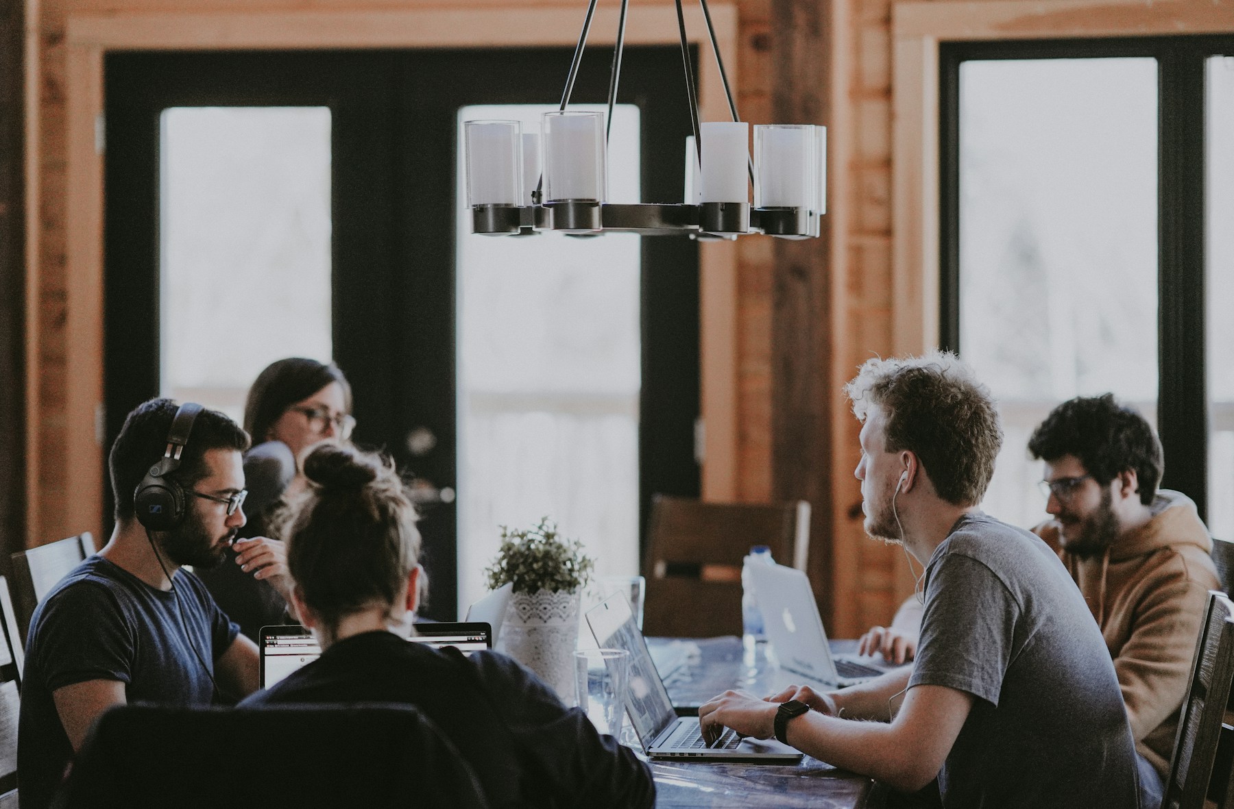 Des professionnels collaborent autour de leurs ordinateurs