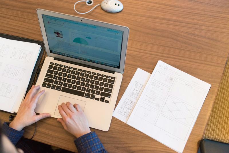 Un ordinateur portable utilisé au quotidien, avec casque et documents de travail